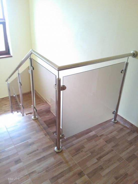 Balustrada din sticla cu mana curenta din lemn,  inox