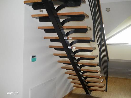 Scara interioara ,  pe structura metalica,  la comanda