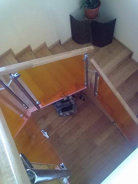 Balustrada din sticla cu mana curenta din lemn solid,  la comanda