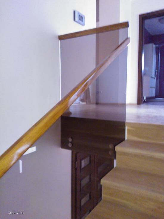 Balustrada din sticla cu lemn