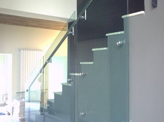 Firma din Timisoara executam la comanda balustrada  din sticla
