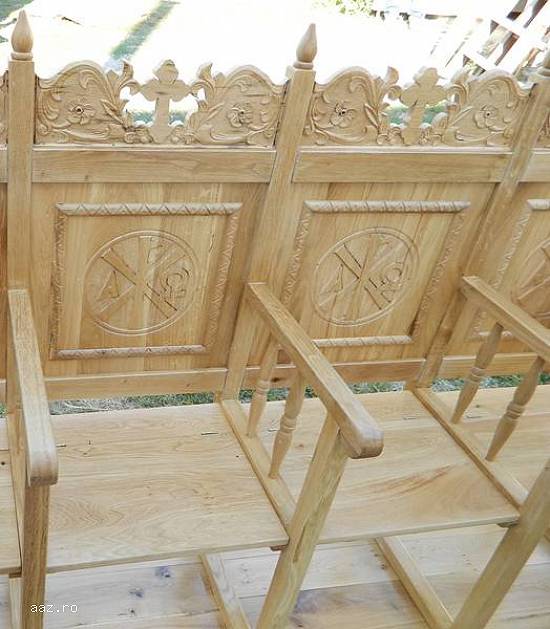 strane biserica pentru credinciosi
