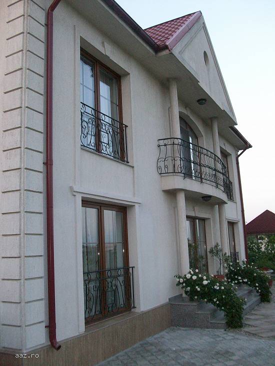 Vand casa cu etaj