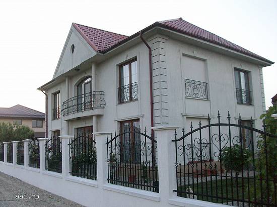 Vand casa cu etaj