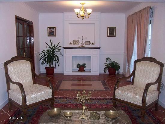 Vand casa cu etaj