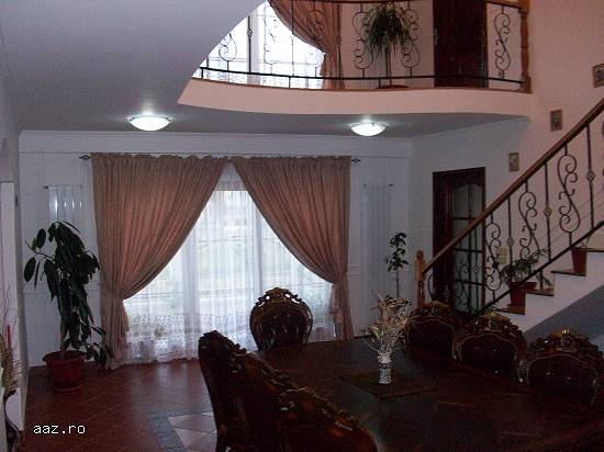 Vand casa cu etaj