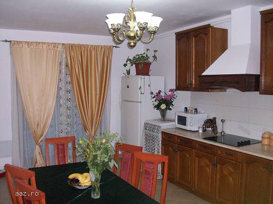 Vand casa cu etaj