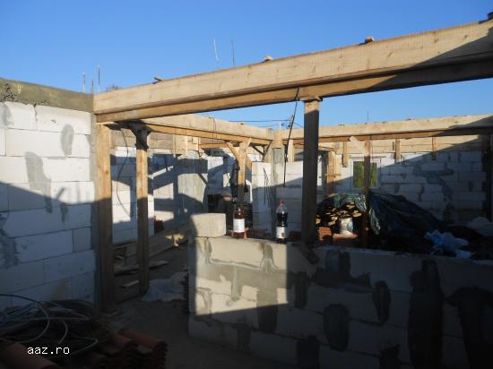Construim case la rosu,      cat si la cheie