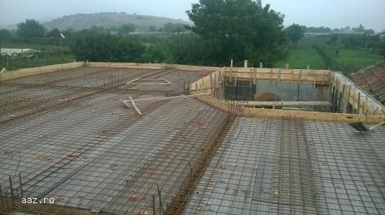 Construim case la rosu,      cat si la cheie