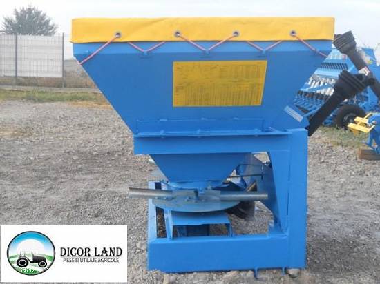 Fertilizator marca Mecanica Ceahlau model 2 MIS 600.