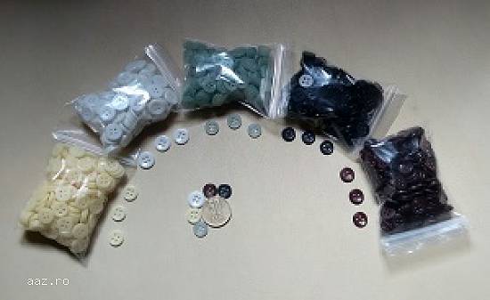 Lichidare stoc nasturi. Set 200buc pret 5ron.