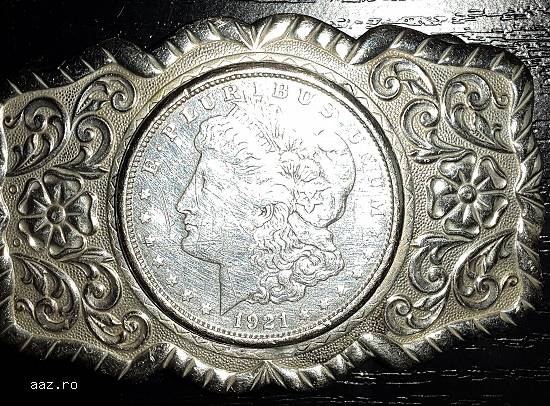 Este o moneda din argint din 1921 este facuta la comanda. Sta foarte frumos la centura de la curea.S
