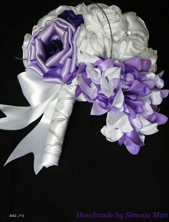 Buchet de mireasa cu flori albe si mov artificiale