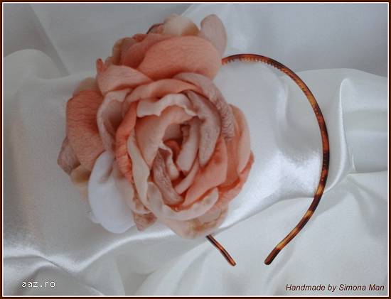 Accesoriu pentru par cu flori crem handmade