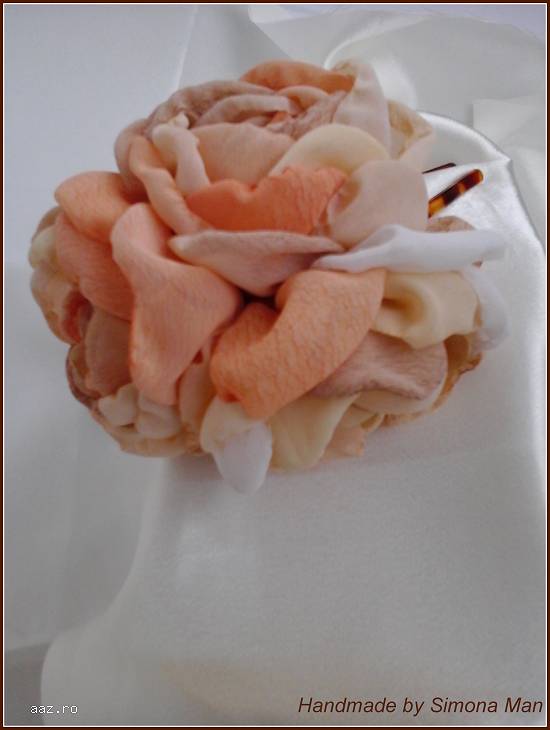 Accesoriu pentru par cu flori crem handmade