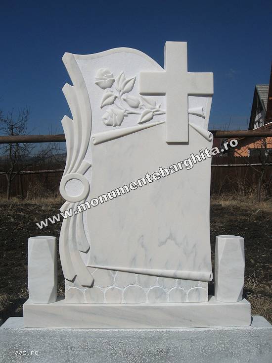 Monument funerar cruci granit