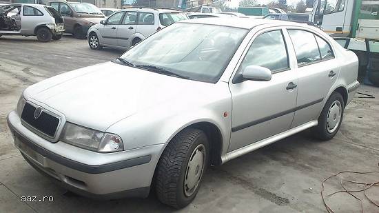 skoda octavia hatchback an 1999 motor 1.6sr tip akl  (