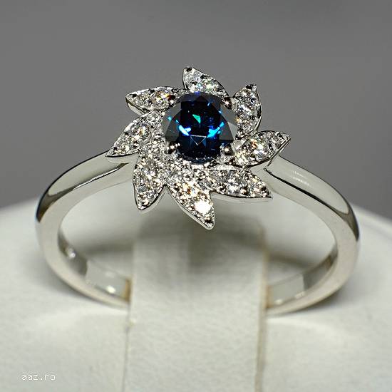 Inel din aur cu diamant albastru si diamante 122109DBDI