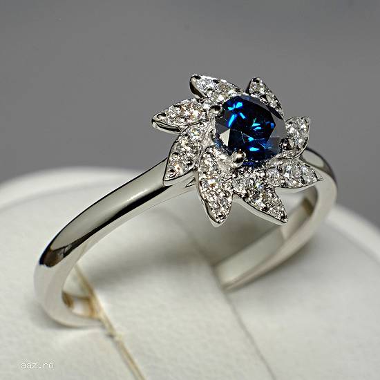 Inel din aur cu diamant albastru si diamante 122109DBDI