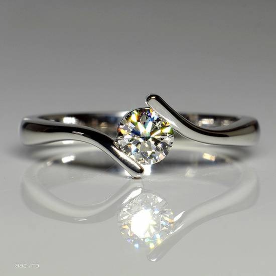 Inel de logodna din aur cu diamant 060