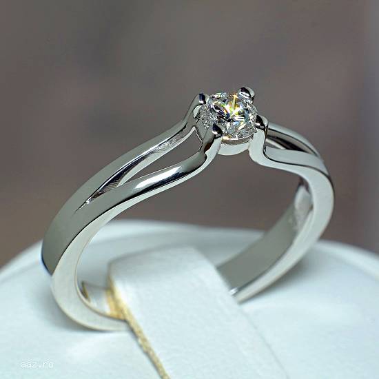 Inel de logodna din aur cu diamant 515