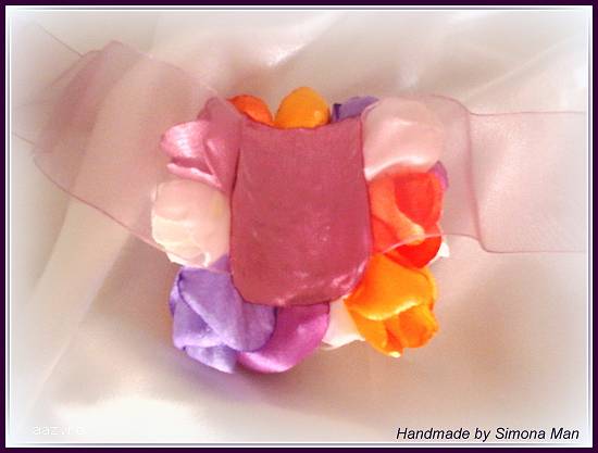 Corsaj de mana cu frezii realizate handmade