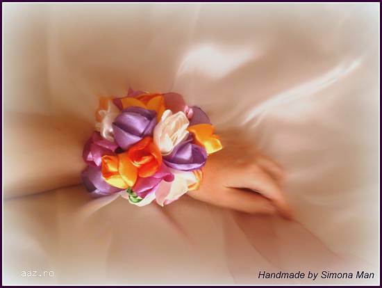 Corsaj de mana cu frezii realizate handmade