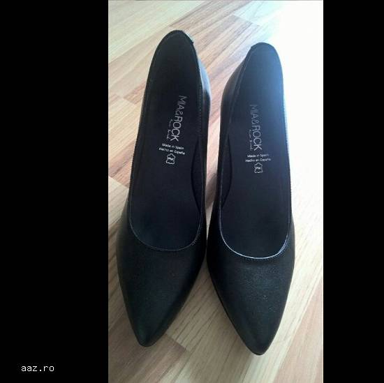 vand cinci perechi pantofi