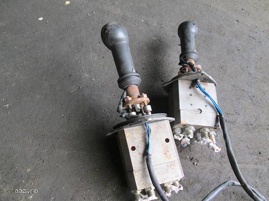Joystick-uri de excavator Akerman