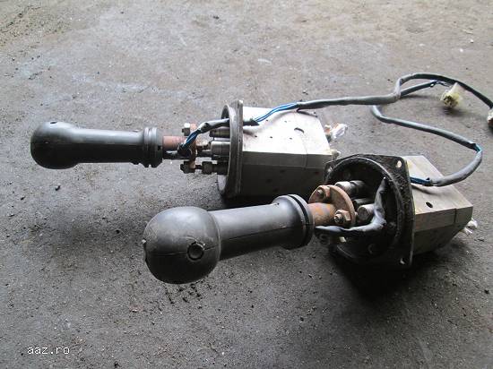 Joystick-uri de excavator Akerman