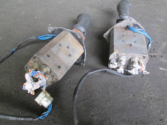 Joystick-uri de excavator Akerman