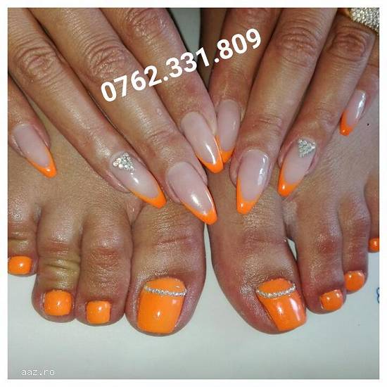 aplic unghii false cu gel sau acryl