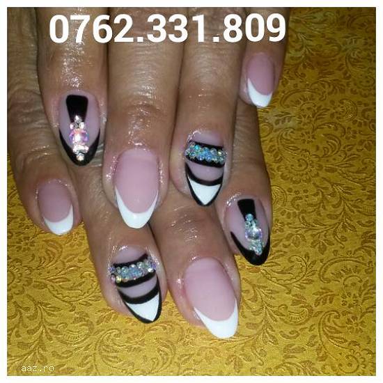 aplic unghii false cu gel sau acryl