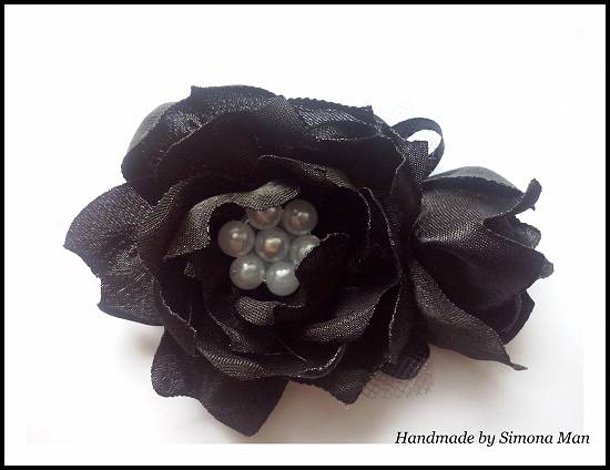 Accesoriu par flori negre