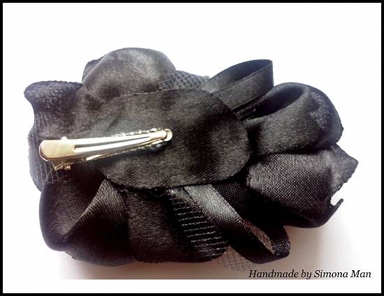 Accesoriu par flori negre