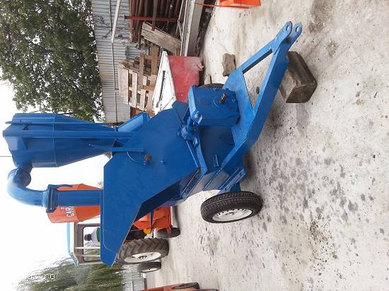 Mori la priza tractorului cu ciocanele si buncar italiene