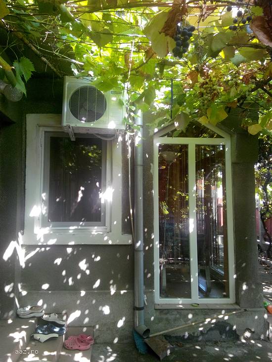 VAND  CASA  sau  SCHIMB cu Apartament cu  2 camere + diferenta .