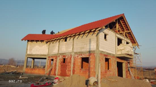 Construim case la rosu,      cat si la cheie