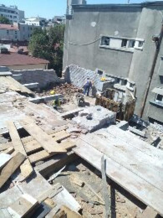 DEMOLAM: PERETI APARTAMENT,     GRINZI,     STALPI,     PLACI DIN BETON ARMAT,     CASE