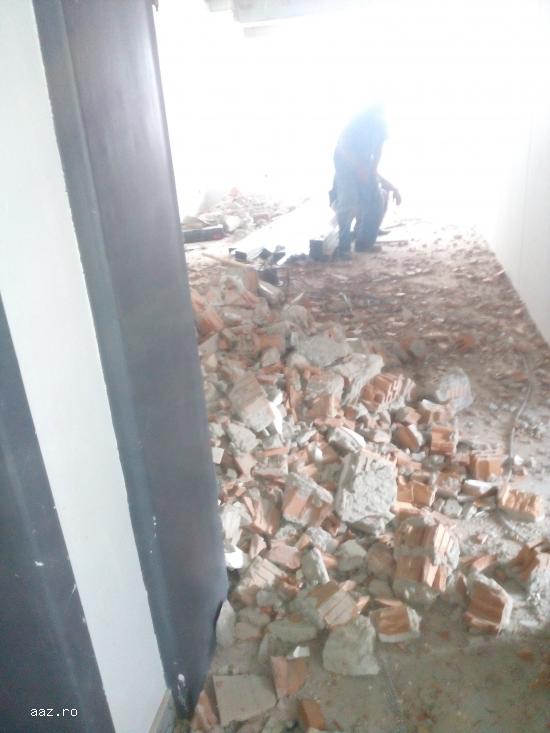 DEMOLAM: PERETI APARTAMENT,     GRINZI,     STALPI,     PLACI DIN BETON ARMAT,     CASE