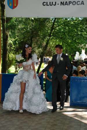 vand rochie de mireasa scurta in fata lunga in spate