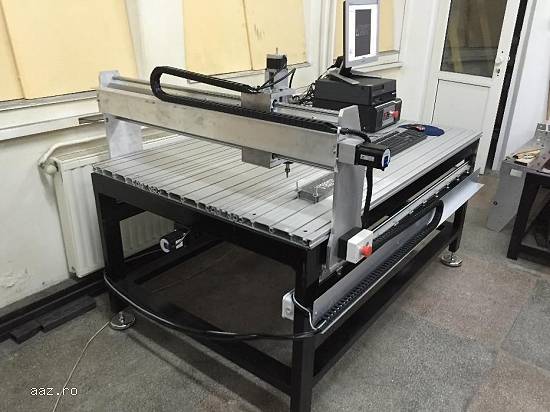 Masina comanda numerica - CNC Router in trei axe - structura usoara