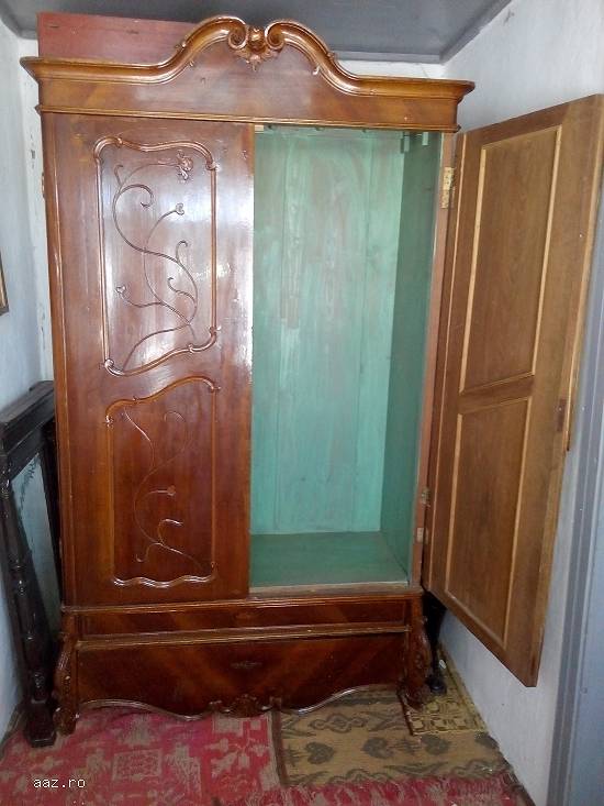 Vand mobila veche de peste 100 de ani.