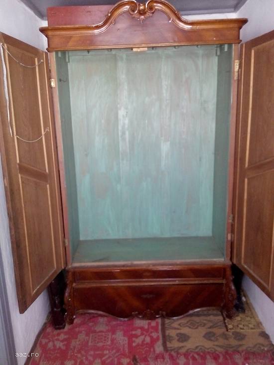Vand mobila veche de peste 100 de ani.