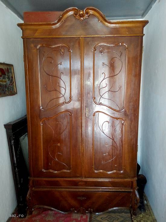 Vand mobila veche de peste 100 de ani.