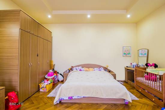 Apartament in casa,   curte luminoasa,   Brasov- Central