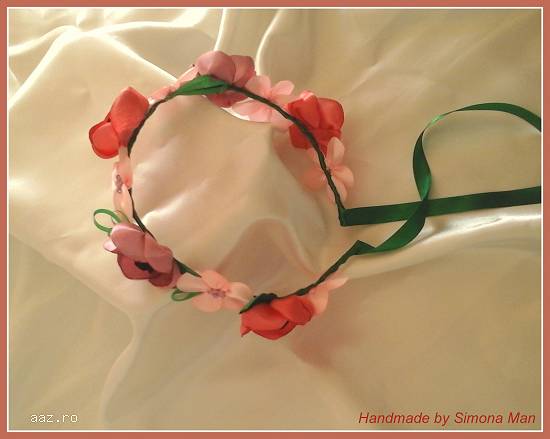 Coronita cu flori roz realizate handmade