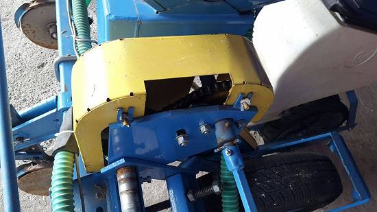 Semanatoare plante prasitoare,    marca Mecanica Ceahlau,    model SPC6FS  .