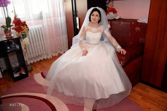 Vand rochie de mireasa tip printesa