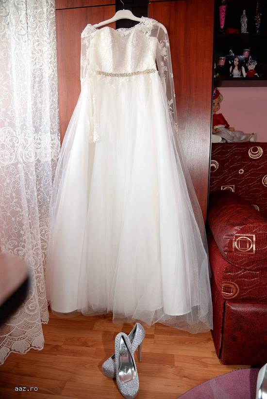 Vand rochie de mireasa tip printesa